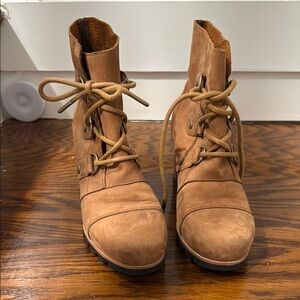 Women’s Sorel booties size 8 tan/brown suade